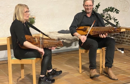 Annika Ekstav och Anders Matsson spelar på sina nyckelharpor